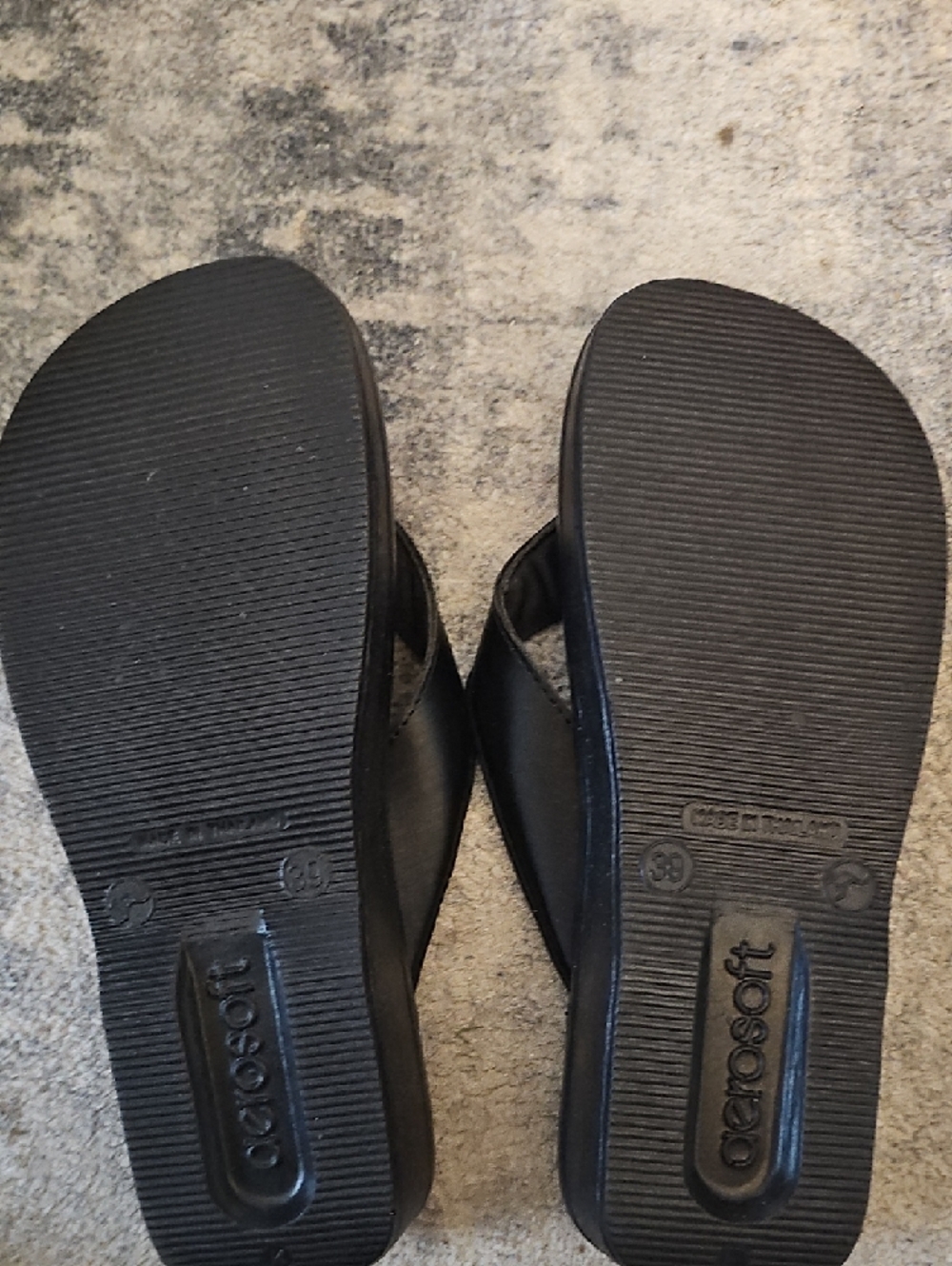 AEROSOLES Black Floral-Print Flip Flop Sandals with Green Accents - Picture 4 of 9